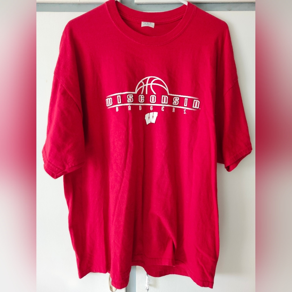 Red Wisconsin Badgers Basketball Short Sleeve T-Shirt Size 2XL